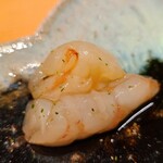 鮨 さかい - ⑧牡丹海老(北海道増毛産)
      産卵期は秋～春、旬も包卵する秋～春。
      身はプリプリとしつつもねっとり食感、甘みは強く旨みもしっかり。
      全て雄で誕生、5年で性転換し全て雌になる。