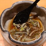 鮨 さかい - ①蓴菜(広島県黒瀬産)、土佐酢
      広島県黒瀬産の蓴菜は2018年(平成30年)の豪雨で栽培池に土砂が入り収穫量が半減
      山間の一番上の溜池で作るので水が綺麗でゼリー質のプルプル感が違う極上品