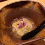 鮨 さかい - ②毛蟹(北海道噴火湾産)、鰹節&羅臼昆布出汁のジュレ、紫蘇の花載せ削り青柚子皮掛け
      産卵期は晩秋～晩冬、春～夏の若い毛蟹は甘みと身の軟らかいのが特徴
      解し身から拡がる甘みと旨みに出汁ジュレで深みを付加