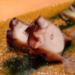 鮨 さかい - ③真蛸（福岡県志賀島産、雌）の桜煮
      雌蛸らしい軟らかな繊維と穏やかな旨みを楽しみます。
      雌は吸盤の大きさが揃い規則的に並んでおり繊維が軟らかく穏やかな旨みが拡がります。