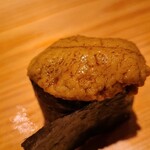 鮨 さかい - ㉔北紫雲丹(青森県大間産)
      北紫雲丹の産卵期は秋、旬は春～夏。
      大きな北紫雲丹がタップリ。贅沢です！
      北紫雲丹の品のある甘みが口に拡がります。
      個人的には海苔の無い握りの方が好み。