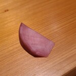 鮨 さかい - ㉒赤蕪の漬け物
      パッと見は本鮪の中トロみたいにも見えますが、赤蕪です。(笑)
      瑞々しくスッキリとしながら甘みがしっかり