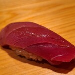 鮨 さかい - ⑯本鮪中トロ(鳥取県境産、83kg)
      青年期の本鮪で夏場なので中トロといえど脂のりは軽やか。
      人肌よりも温かめのシャリが、中トロの脂を活性化させ、すっと消えていきます。