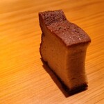 鮨 さかい - ㉗玉(芝海老と大和芋の擂り身入り)
      芝海老と大和芋で、ふっくら&しっとりの焼き上がり、穏やかな甘さが印象的です。