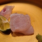 鮨 さかい - ⑥炭火炙り九絵(佐賀県唐津産、3kg、雌、2日寝かせ)
      雌ですが産卵しないサイズなので産卵期ですが脂のりがのっています
      炙って脂を活性化させて脂の旨みを引き上げてから、酢橘を搾ってさっぱりと頂きました