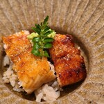 鮨 さかい - ⑩海鰻(熊本県八代産)のマイクロ丼
      産卵期は初夏～晩秋、寿命は5年~15年
      旬は秋～晩秋ですが水温が下がると漁獲されない
      天然鰻らしく皮は厚く噛み応えがあり、皮下の脂は滋味深く、濃厚なコクと旨みが○