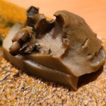 鮨 さかい - ④蒸し黒鮑(佐賀県唐津産)
      プルプルしそうな軟らかさ、旨みと甘みが抜群、磯の香りも素晴らしい！
      厚みのある切りつけで食感が十分に楽しめます。
      春先よりも長い蒸し時間で仕上げてありそうです。