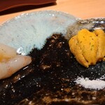 鮨 さかい - ⑦赤雲丹(佐賀県唐津産、明礬有り)
      産卵期は初秋～晩秋、旬は初夏～晩夏
      
      ⑧牡丹海老(北海道増毛産)
      産卵期は秋～春、旬も包卵する秋～春。