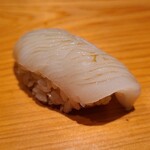鮨 さかい - ⑫障泥烏賊(長崎県五島列島産、3日寝かせ)
      産卵期は春～初夏、旬は初春～夏、寿命1年
      厚めの身は少しの歯応えを残しつつねっとり、しっかりした甘みを感じました。
      5日くらい寝かせた様な旨みは流石でした。