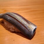 鮨 さかい - ⑭小鰭(熊本県天草産)
      産卵期は春。旬はそれぞれ、新子は初夏。
      小鰭は鮗(コノシロ)の青年期の呼び名。
      小鰭は夏、鮗は晩秋～晩冬、寿命3年。
      塩振りと〆具合は旨みと香りのバランスが取れていて好きです。