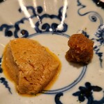 鮨 さかい - ⑪鮟肝(北海道余市産)&刻んだ奈良漬
      産卵期は春～初夏、旬は秋～春で特に晩冬が素晴らしい。
      裏漉しの鮟肝は滑らかクリーミー、コクがあり日本酒が進みます
      流石に夏なので脂のりはややさっぱり系の鮟肝でした