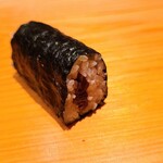 鮨 さかい - ㉖干瓢巻き
      今日もまた干瓢巻の準備が始まると「幸せな時間の終演」を感じ切なくなります。
      海苔の薫りが素晴らしく、赤酢のシャリの美味しさを素直に感じ取れます。