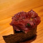 鮨 さかい - ⑳本鮪中落ち軍艦巻き
      適度に脂ののった中落ちを芽葱と合わせて、旨みがありつつも、すっきりとした後味に仕上げてあります。