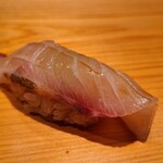 鮨 さかい - ⑬縞鯵(長崎県五島列島産、2.5kg)ヅケ
      産卵期は秋～冬、旬は夏～秋。
      美しい脂の入り方、寝かせてあり旨み&甘みの引き出しが素晴らしいですね。
      スッキリとした後味で軽やかです。