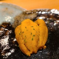 鮨 さかい - ⑦赤雲丹(佐賀県唐津産、明礬有り)
                    産卵期は初秋～晩秋、旬は初夏～晩夏
                    穏やかで透明感のある上品な甘みがあり、明礬が入ることで脱水され旨みが濃くなって後味がキリッとした輪郭が浮かびあがります