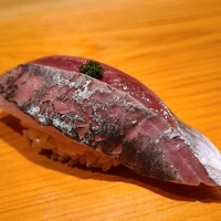 鮨 さかい - ⑲根付き真鯵(島根県浜田産)
                      産卵期は春～夏、旬は秋～冬。
                      どんちっち鯵ですね♪
                      肉厚で脂のりもバッチリでした。
                      鯵の香りもとても良いですね。
                      基本的に鮨さかいサンは根付きを仕入れているそう。