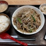 優しい中華 柊 - 料理写真:ニラレバ炒め900円税込、ご飯おかわり自由
