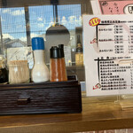 かつ美食堂 - カウンター。メニュー。