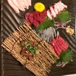 本格馬肉料理 ゆい - 馬刺盛り。どれも美味しい♪