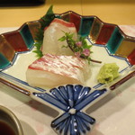 新ばし 星野 - お造りは淡路の鯛。手前はお腹、奥は背中の身。