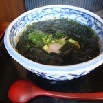 Sobaya Issouan - わかめの蕎麦！提供温度も熱く香りも豊か！出汁が素晴らしいぞん！カツをの風味がたまりませぬ☆彡