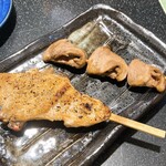 三酉屋 - はつ塩、手羽先塩、各165円