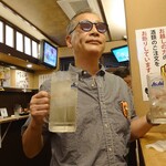 Taishuu Izakaya Toriichizu - 店内写真が見たい人の邪魔をするおっさん