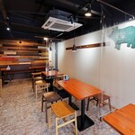 箱根ブーティー - 温かな雰囲気の店内。静かでリフレッシュできるテラス席も用意