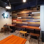箱根ブーティー - 席同士が離れた店内でのんびり。リラックスできるソファー席も