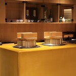 銀座 稲葉 - おくどさんの左が玄米、右が白米