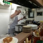 馬場南海 - カレーをかけるマスター