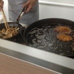 馬場南海 - 厨房で生姜焼きを調理中