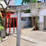 ターボー 80 - 目の前にある伊藤稲荷神社。よくわからないが、何か感じる。