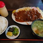 大衆食堂 まんだらや - とんかつ定食 880円(ご飯少なめ)