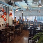 バインミー HIRO-MY - 通りに面したカウンター席に、テーブル席