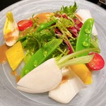 西麻布 焼肉 X - サラダも新鮮でこだわりのお野菜♡