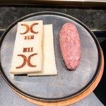 西麻布 焼肉 X - 焼く前のバーグサンド、これだけで美味しそう