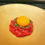 西麻布 焼肉 X - これだけ見ると普通のユッケですが…