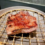 西麻布 焼肉 X - タン元の薄切り。プリプリ…