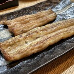 かぶと - 白焼き　上が宮崎産天然　下が養殖