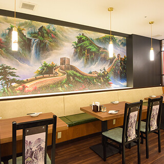 ビジネス利用もOK！テーブル席を中心に、高級感ある個室も完備