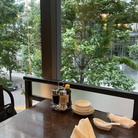 青菜 丸の内ブリックスクエア店 - 丸の内仲通りの緑も綺麗です