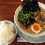 トンマル - ラーメン（太麺・背脂多め）＋ぶっこみご飯　850＋100円