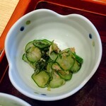 石波志 本店  - 小鉢はキュウリとシーチキンと青葉糸切りの和え物。