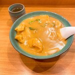 うどん 錦 - カレーうどんです。油揚げがいくつか見えてます。