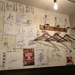 Sato Buriand - 壁一面のサイン！