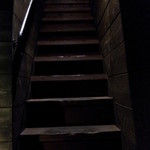 やんたけ - 結構急な階段を上ります