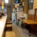 Tonkatsu Nomura - 奥に向かって細長い店内。右手に小さい2人掛け机が２卓。