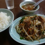 三久 - 肉野菜炒め（630円）を定食にして（＋260円）。黒こしょうが最初から振りかけられている…わああああ