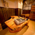 Motsugen Edokomachi - 大きな一枚木で造られたテーブルは味わいがあってお客様からの人気です♪